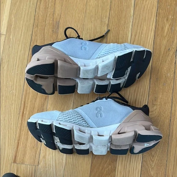 On Running Black and White Athletic Shoes Sleek Design - Picture 8 of 10